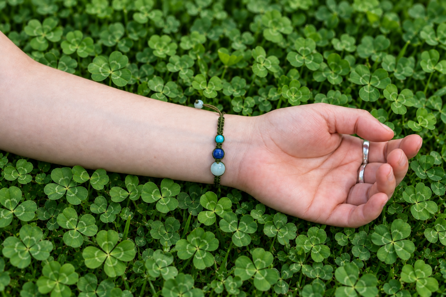 Pulsera RANA sobre tréboles